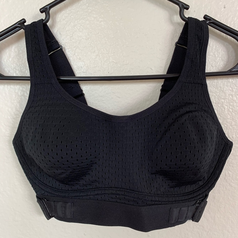 Black sports bra